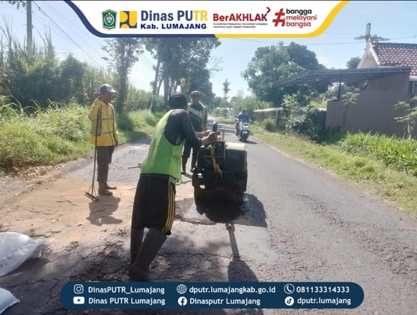 GERAK CEPAT REHABILITASI JALAN: UPTD PJJ YOSOWILANGUN TAMBAL JALAN BERLUBANG