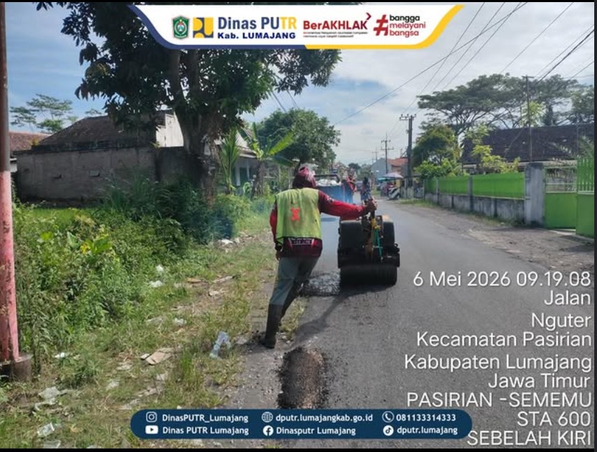 Personil UPTD.PJJ KORWIL PASIRIAN melaksanakan aksi tanggap darurat jalan rusak melalui kegiatan Ngapling (Ngaspal Keliling) di ruas Jalan Pasirian - Sememu (STA 0+600).