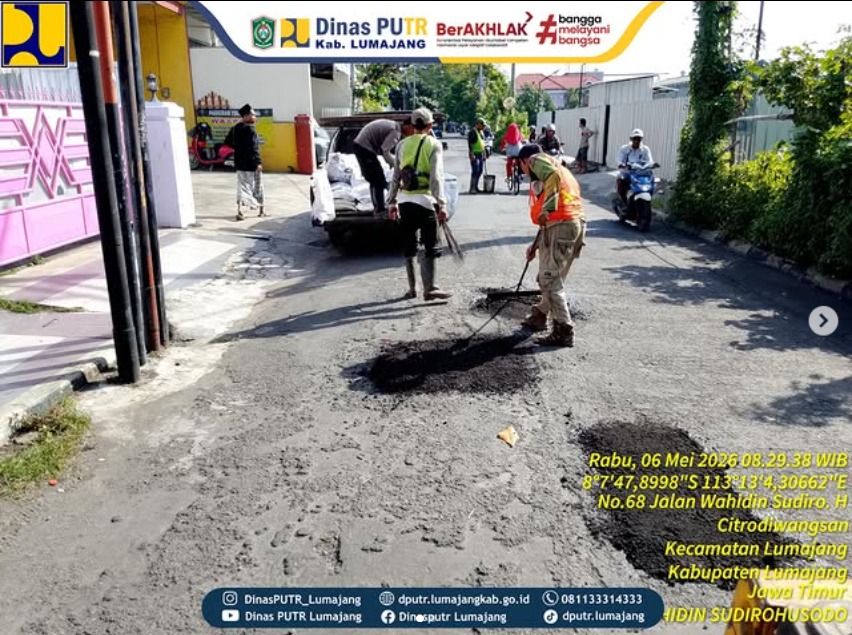  Personil UPTD.PJJ KORWIL LUMAJANG bergerak cepat melaksanakan kegiatan Ngapling (Ngaspal Keliling) yang berlokasi di ruas Jalan Wahidin Sudirohusodo (STA 0+030). 