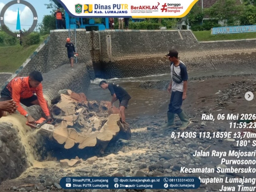 Kerja Bersama Penanganan Kayu Penyumbat di Intake Bendung Brug Purwo