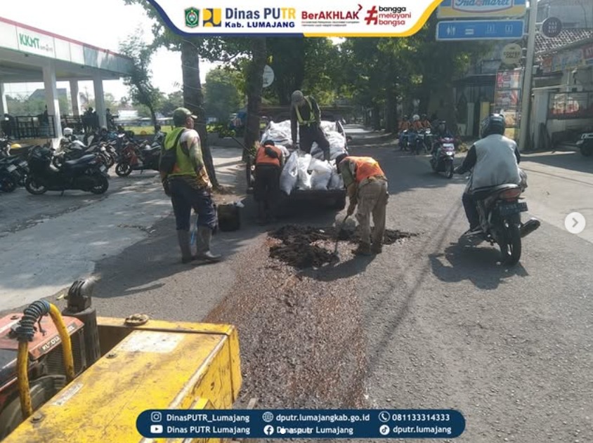 Kegiatan Ngapling di Ruas Jalan Pisang Agung untuk Menjaga Kemantaban Jalan