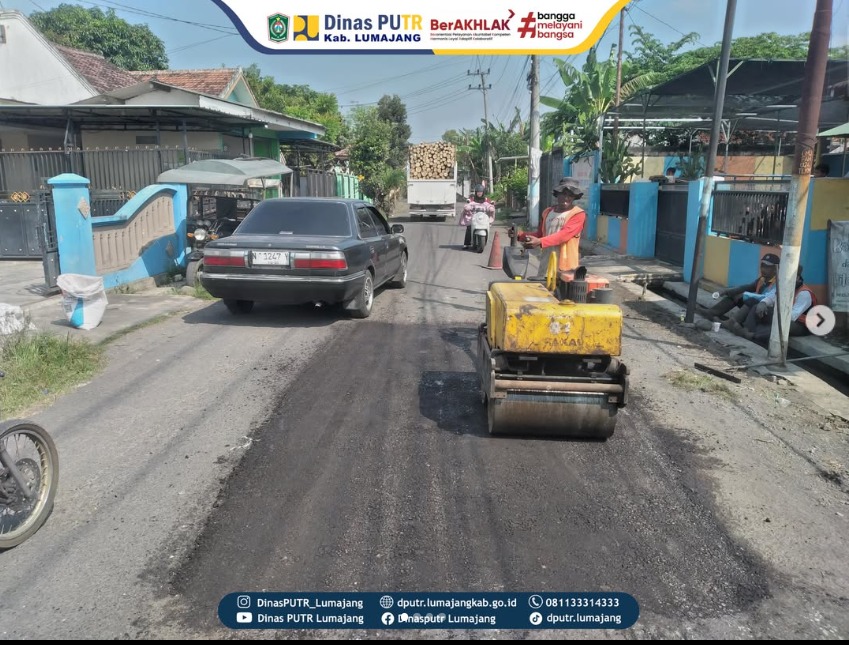 Kegiatan Ngapling di Ruas Jalan Labruk Kidul – Mojosari untuk Menjaga Kemantaban Jalan