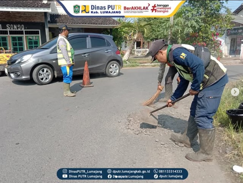 Kegiatan Ngapling di Ruas Jalan Yosowilangun – Bulaktal untuk Menjaga Kemantaban Jalan