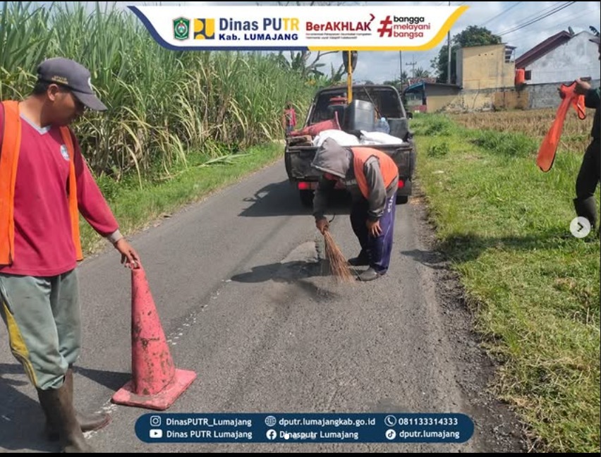 UPTD PJJ Korwil Pasirian Rawat Ruas Jalan Madurejo - Sememu Melalui Aksi “Ngapling”
