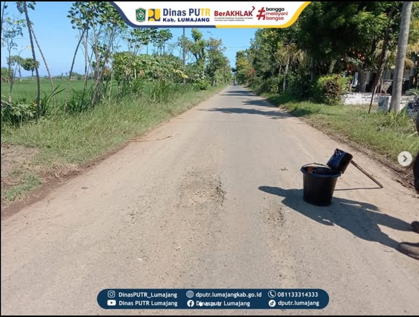 “Ngapling”, UPTD PJJ Korwil Yosowilangun Tambal Lubang di Ruas Yosowilangun - Bulaktal