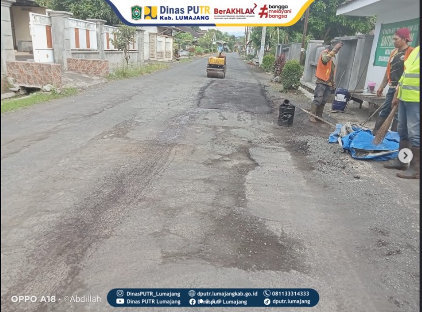 Tindak Lanjuti Laporan Warga via Call Center, Personel UPTD PJJ Korwil Sukodono Eksekusi Lubang di Ruas Labruk Kidul - Mojosari