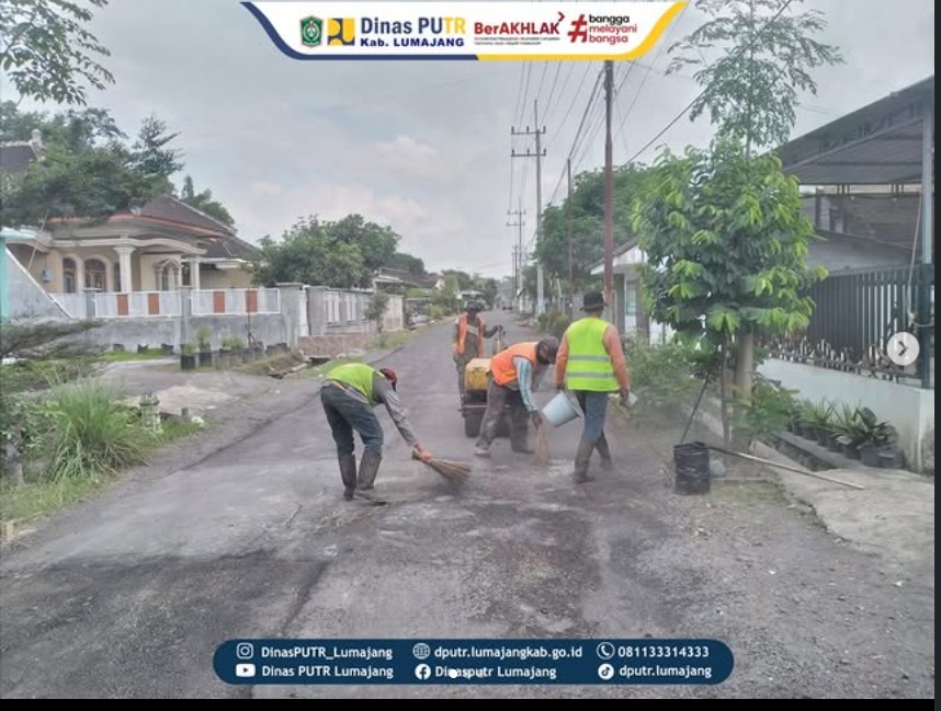 Tindak Lanjuti Laporan Masuk via Call Center, Personel UPTD PJJ Korwil Sukodono Langsung Tambal Jalan di Ruas Labruk Kidul - Mojosari