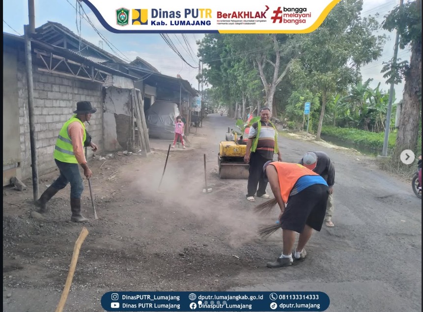 Tanggap Laporan via WA Perangkat Desa Klanting, Personel UPTD PJJ Korwil Sukodono Tambal Jalan Berlubang di Ruas Bromo
